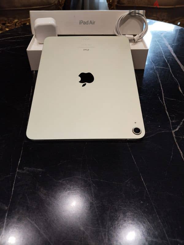 Ipad air 4 64G like new with all accessories 9