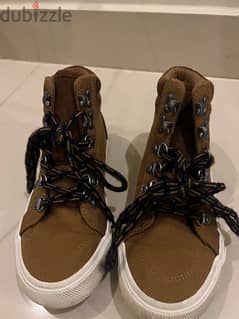 Old Navy boots for boys, size 32.5 0