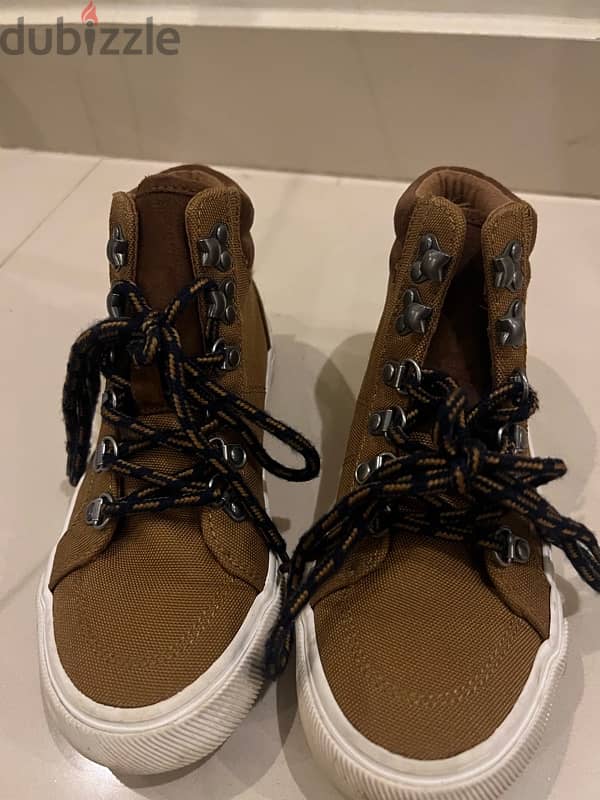 Old Navy boots for boys, size 32.5 0