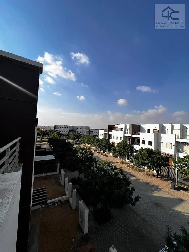 Classic Corner Townhouse 306m for sale in Hyde Park with installments under market price 1