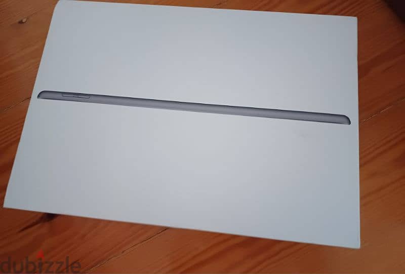 Ipad 8th generation very good condition with box and original charger 1