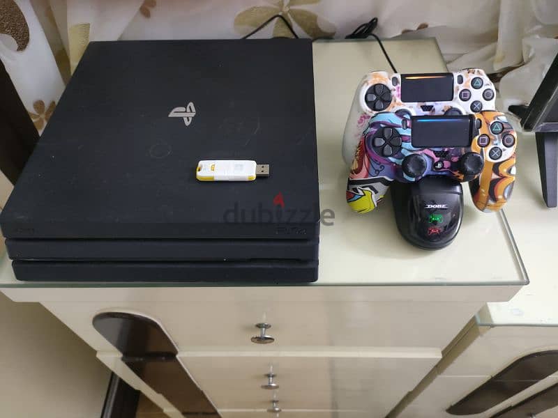 ps 4 pro متعدل سوفت 9:00 بحالة ممتازة ومعاه هدايا 10