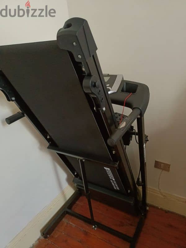 Treadmill used only month, excellent condition 7