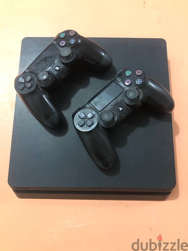 PlayStation 4 slim 1