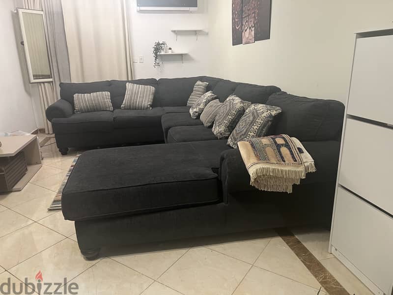 ركنة ليفينج مودرن شبه جديدة من hub furniture 0