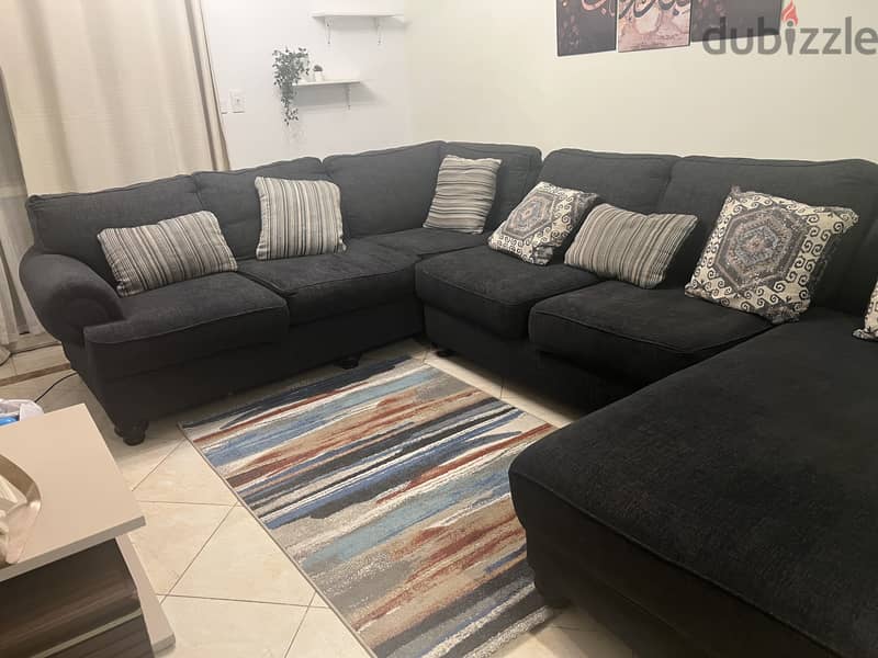 ركنة ليفينج مودرن شبه جديدة من hub furniture 1