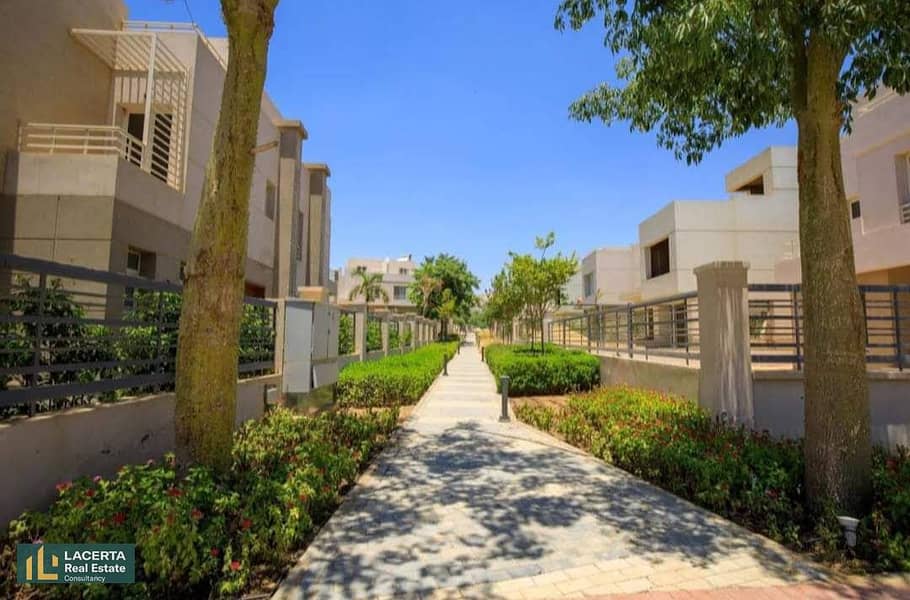 A townhouse villa at a great price, with a small down payment and installments up to 6 years, in Al Burouj Compound, near El Shorouk gates. 1