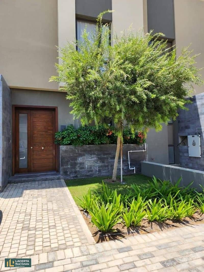 A townhouse villa at a great price, with a small down payment and installments up to 6 years, in Al Burouj Compound, near El Shorouk gates. 2