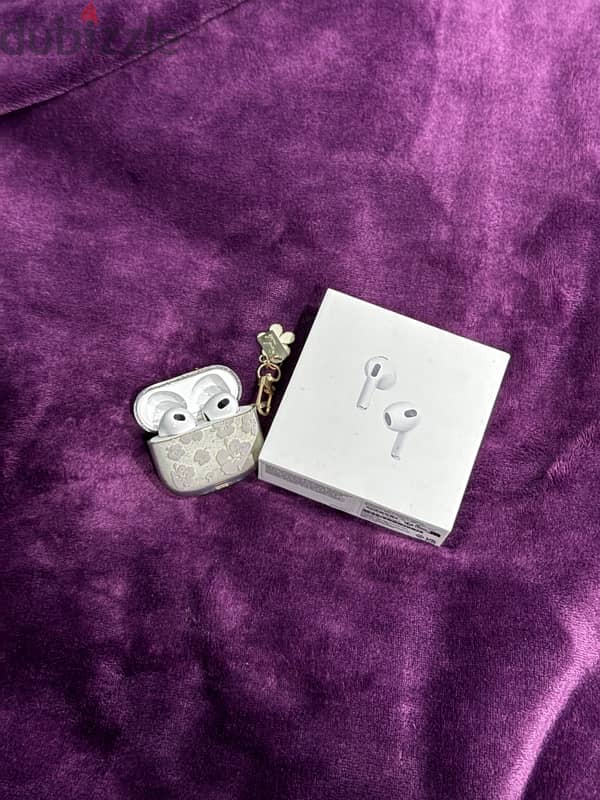 Apple AirPods 3 with magsafe charging case 1