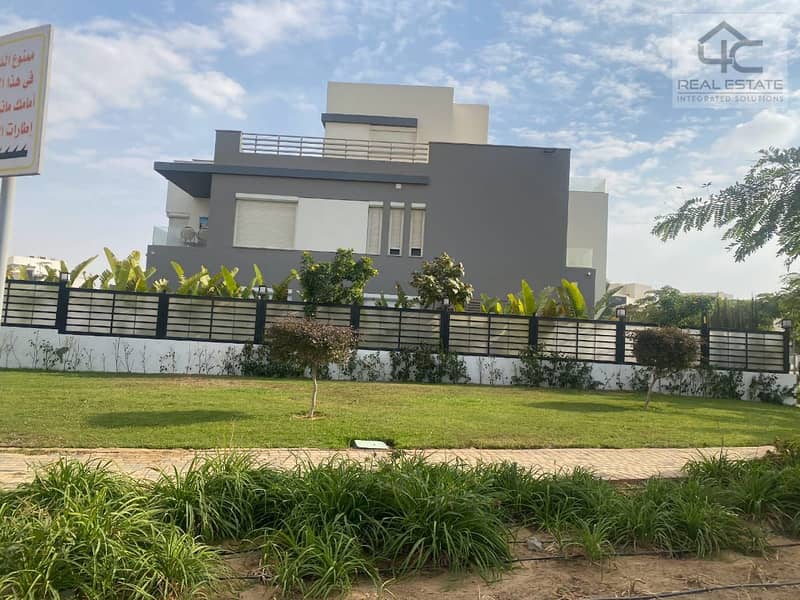 With dp 17 and installments  stand alone 374 m 5 rooms prime location villa ready to move at the lowest price in the market for sale in Hyde Park 0