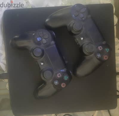 جهاز ps4 slim للبيع استخدام شهر معاه دراعين و اشترك بلص 7 شهور