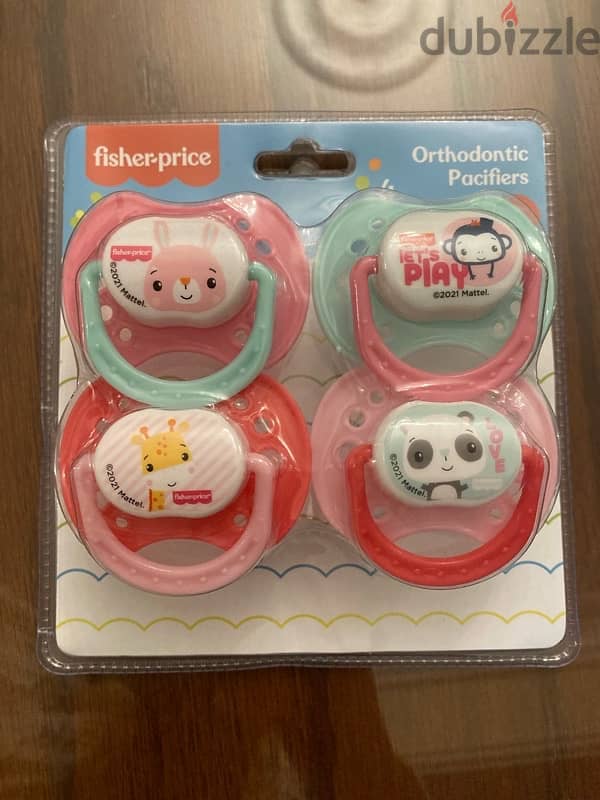 4 orthodontic pacifiers with their covers (Fisher price) 0