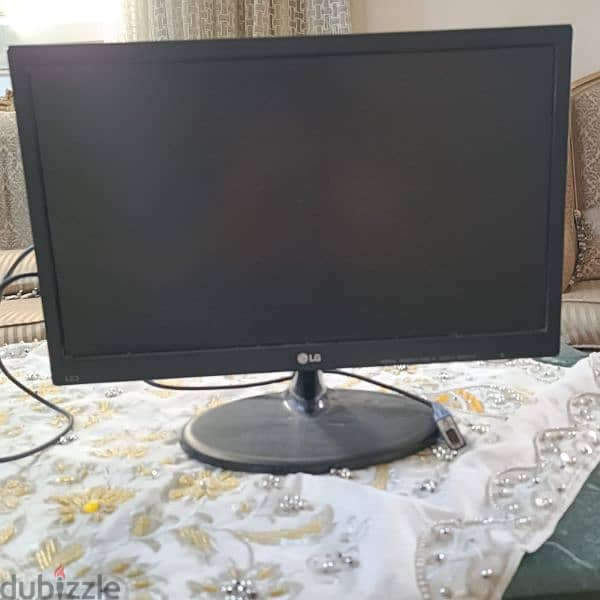 19" Class Full HD LED Monitor 2