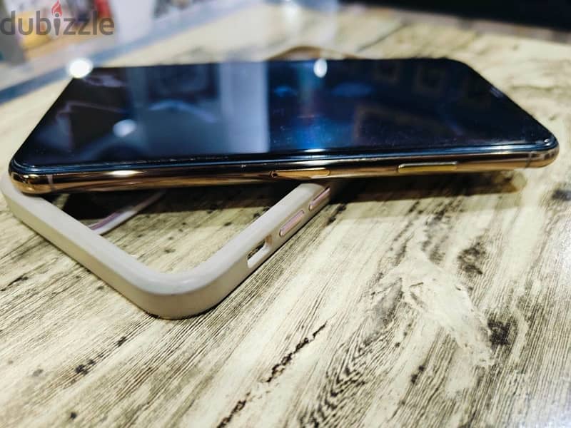 iPhone 11Pro Max Gold 2