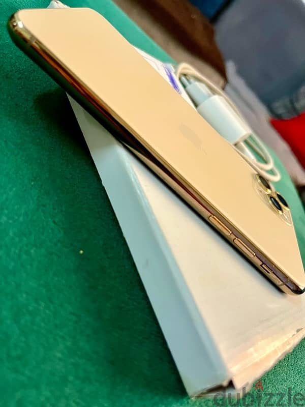 iPhone 11Pro Max Gold 9