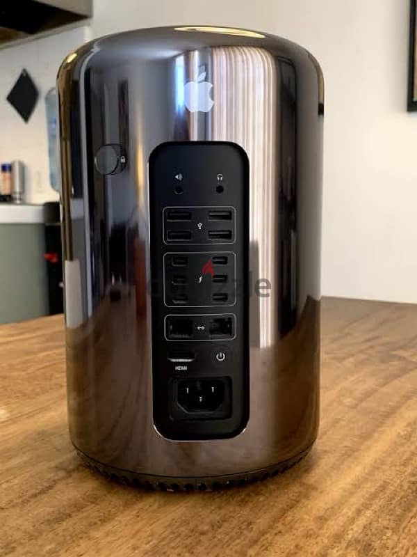 Mac Pro Cylinder Late (2013) 4