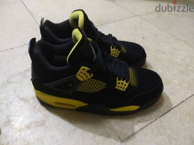 Nike Jordan 4 black and yellow   مقاس ٤٢EU ميرور