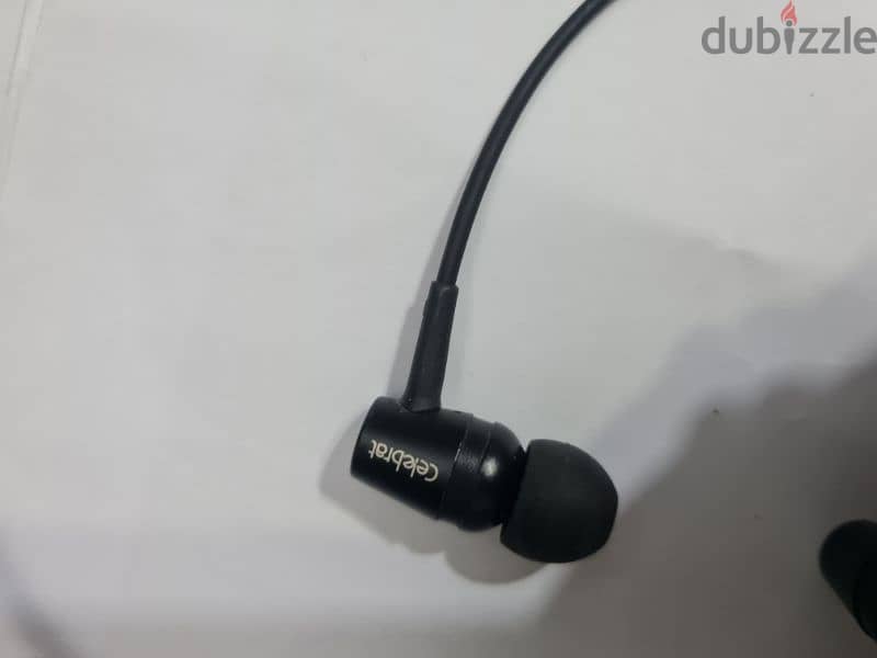 headphones Bluetooth celebrate used like new 1