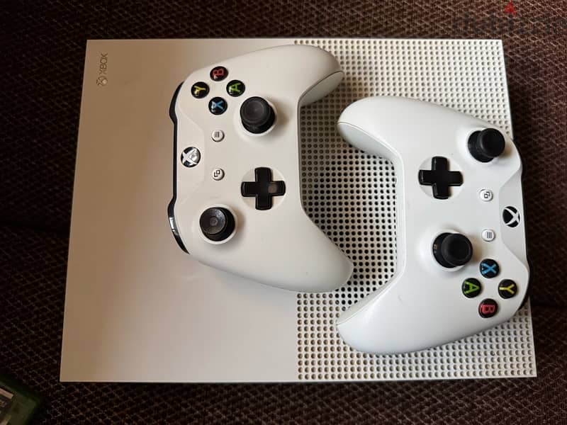 xbox one S 1TB 2 controller 0