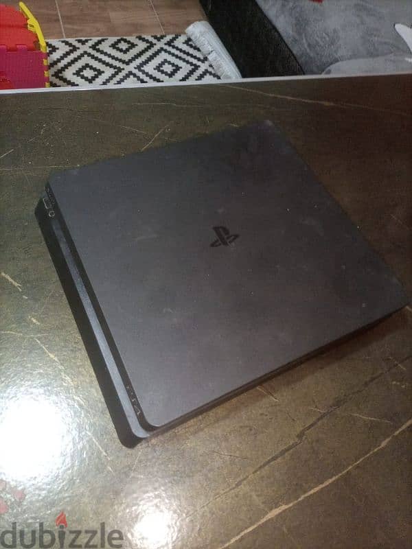 PlayStation 4 slim 1