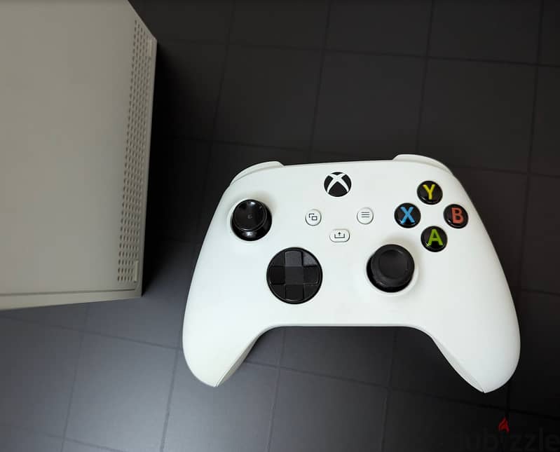 جهاز Xbox Series S مع دراع وبطارية يُمكن شحنها وحامل 9