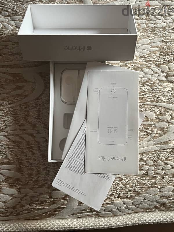 Apple iPhone box 0