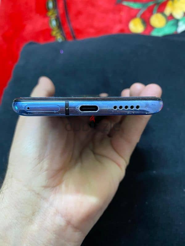 oneplus7t الجهاز حالته كويس بدون مشتملات  8 رام 128 مساحه  ف 1