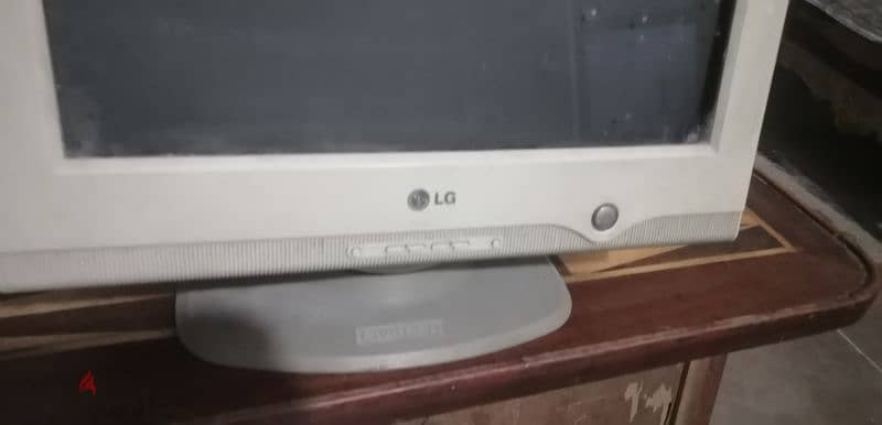 شاشه lg ١٨ بوصه 2