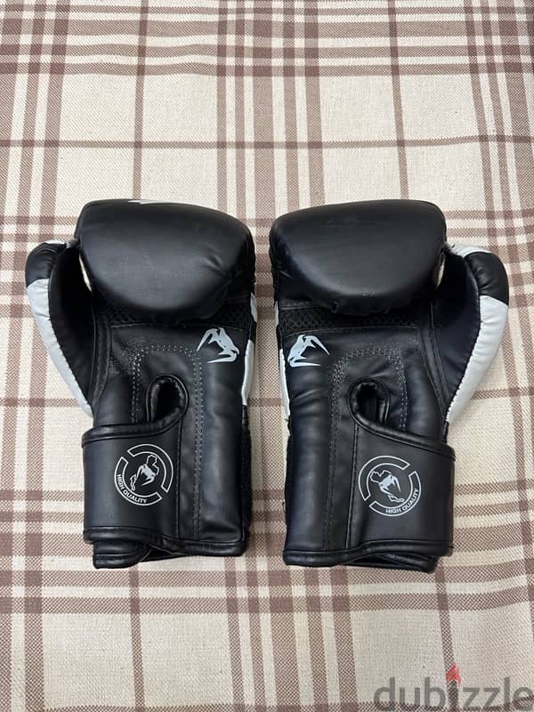 قفازات كيك بوكسينج مستعمله kick boxing gloves VENUM 0