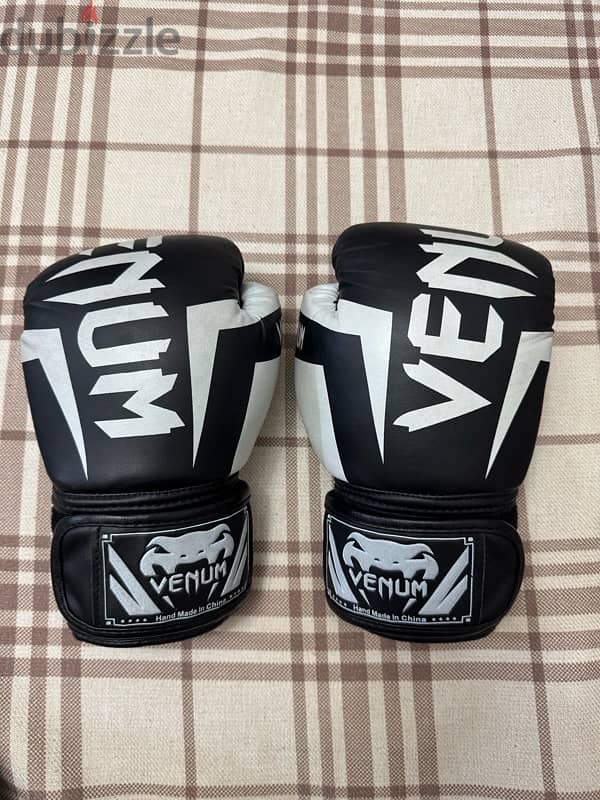 قفازات كيك بوكسينج مستعمله kick boxing gloves VENUM 1