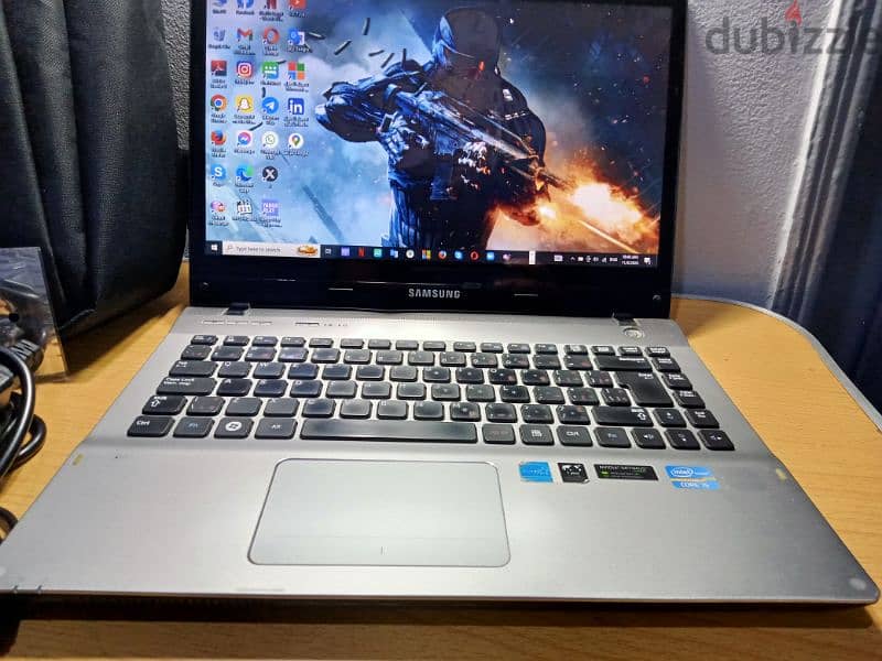 الجهاز جايبه من الكويت بكارتين شاشه Samsung laptop 4