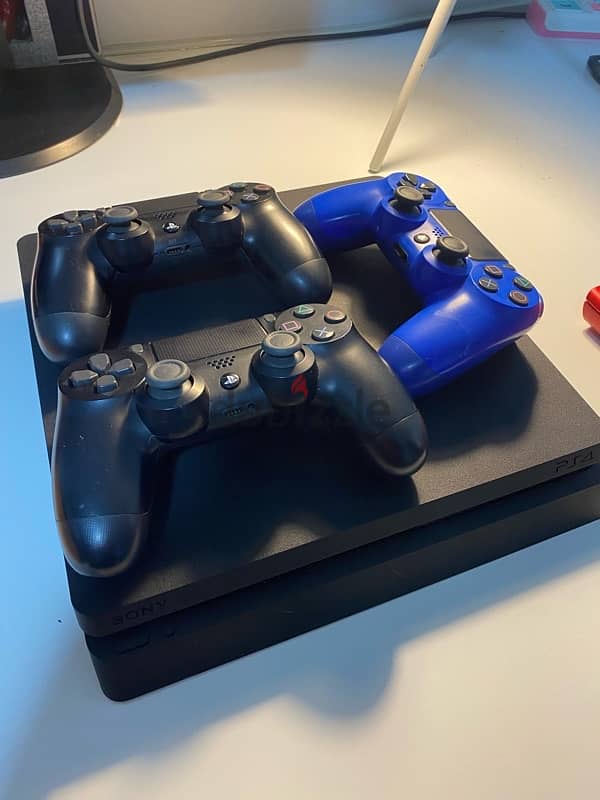 PS4 500GB Slim + 3 Controllers 1