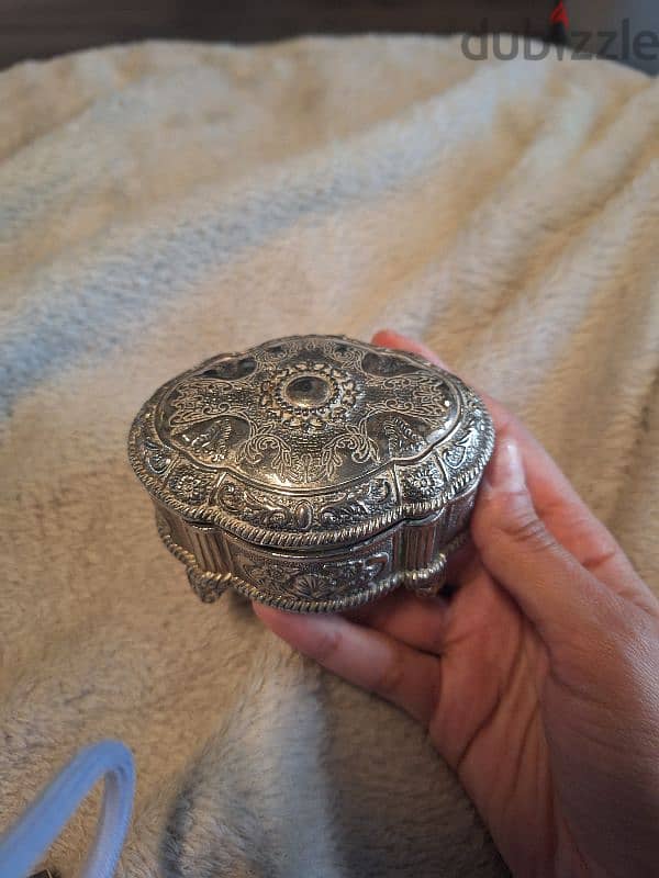 Silver plated vintage box علبة مطلية فضة 0