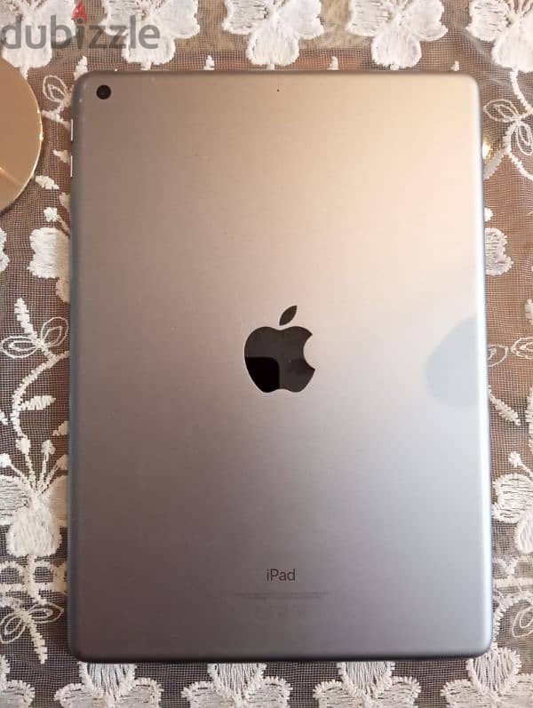 iPad 9.7 (2018) 6th gen good condition 1