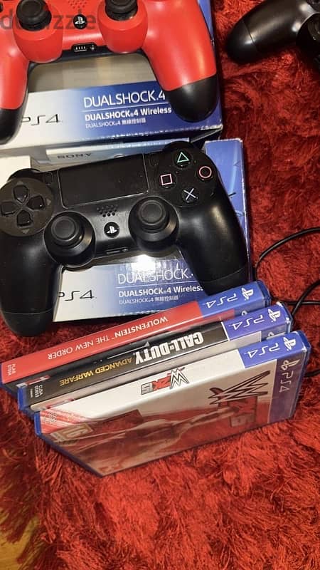 playstation 4 500 gb with 4 controllers orginal  with 3 cds 1