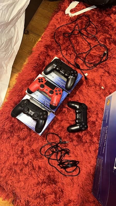 playstation 4 500 gb with 4 controllers orginal  with 3 cds 5