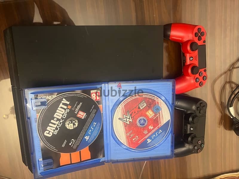 PS4 500gb حالته ممتازة معاه دراعين اصليين و سماعة Kotion 3