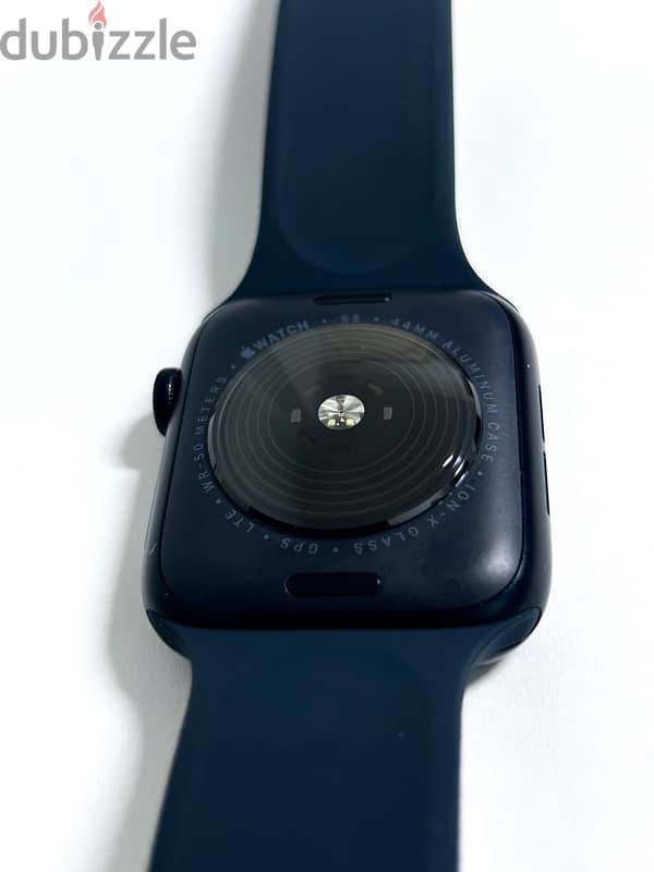 NEW Apple Watch SE (2nd Gen) 44 mm 1