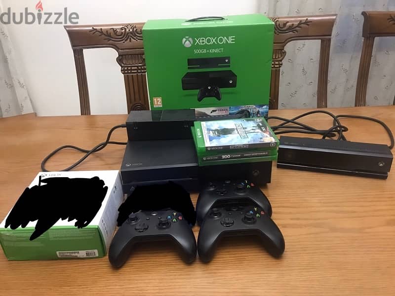 Xbox one with Kinect and 3 controllers 0