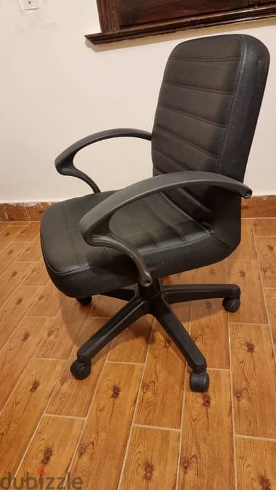 كراسي موظفين جلد (7) كالجديد ب1،100جم بدلا من 1،600جم - Office Chairs