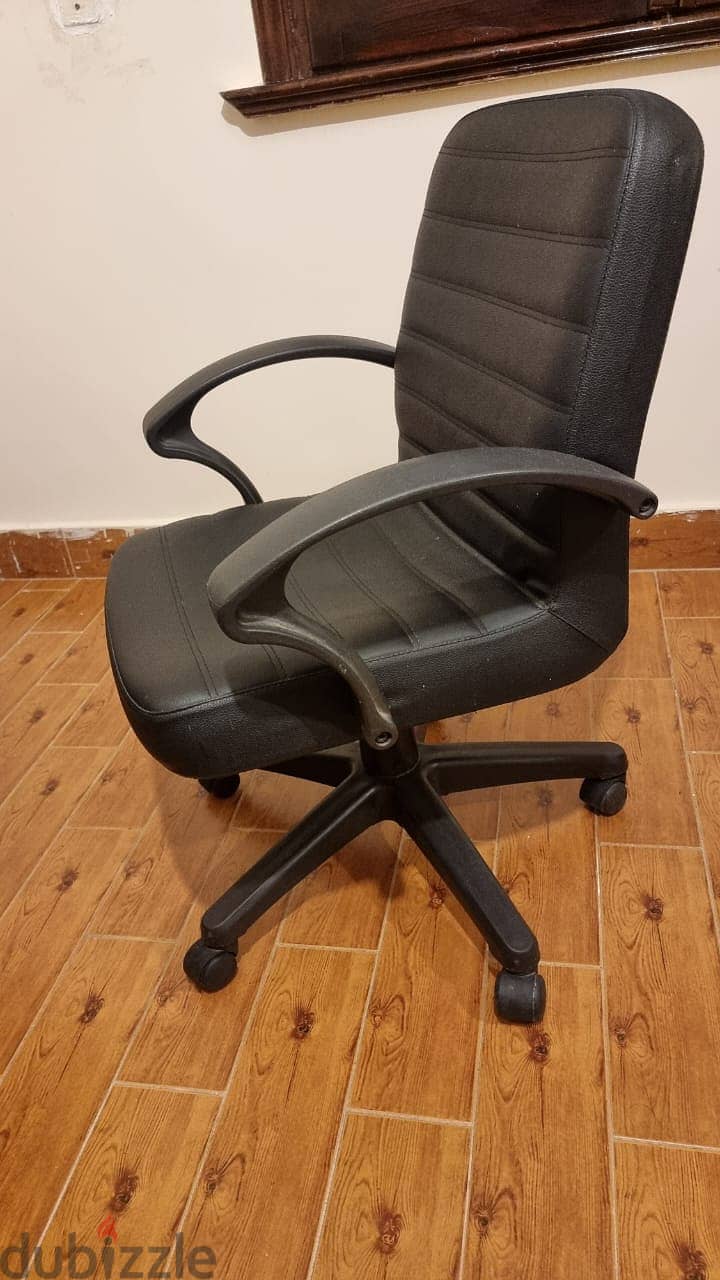 كراسي موظفين جلد (7) كالجديد ب1،100جم بدلا من 1،600جم - Office Chairs 0