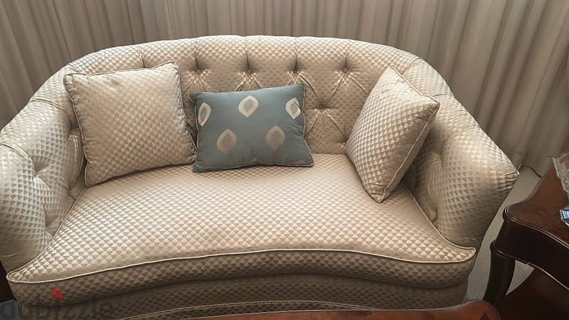 Salon perfect condition sofa 2 chairs and 3 tables 3