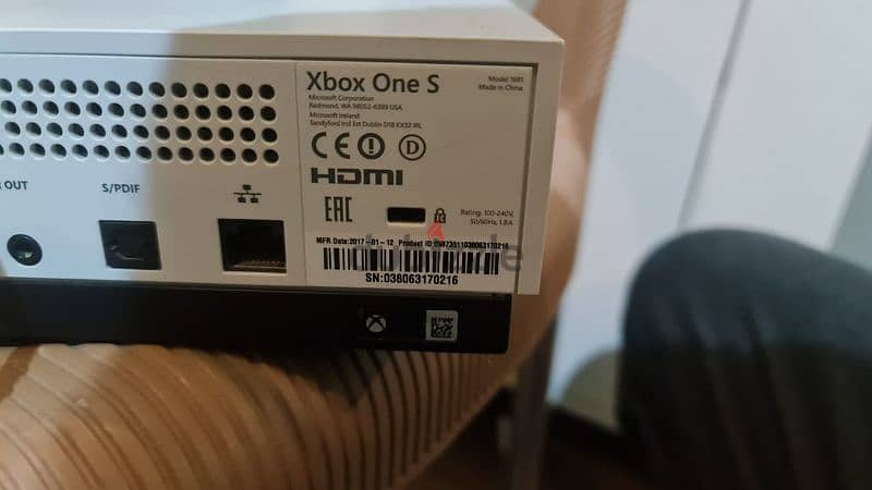 Xbox One S 500 GB 4