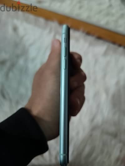 IPhone 11 خطين حالته كويسه جدا