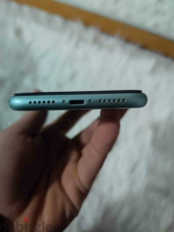 IPhone 11 خطين حالته كويسه جدا 1