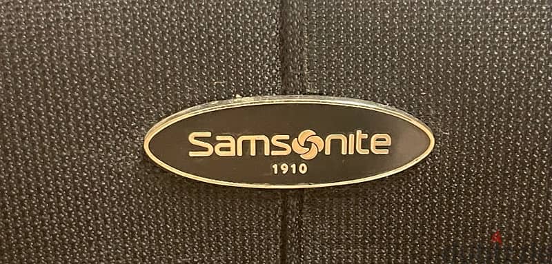 باقل من نصف الثمن Samsonite 1