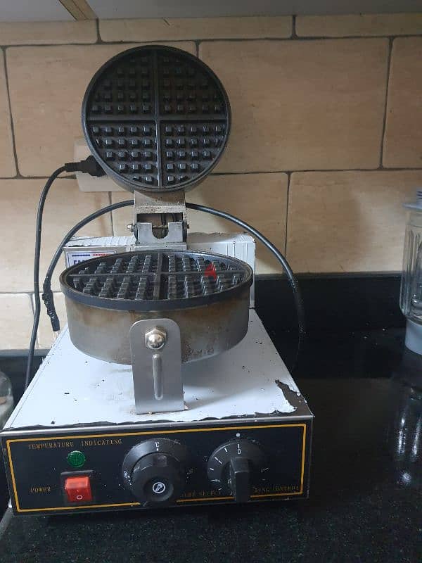 waffle maker used in excellent condition مكنه وافل 0