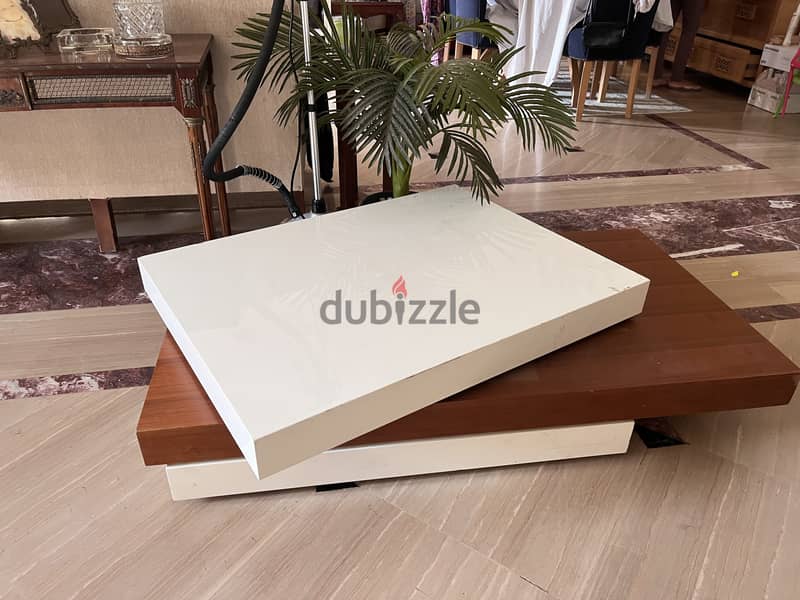 Coffee table used in an excellent condition 2