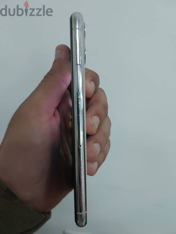 للبيع iphone 11 pro 4