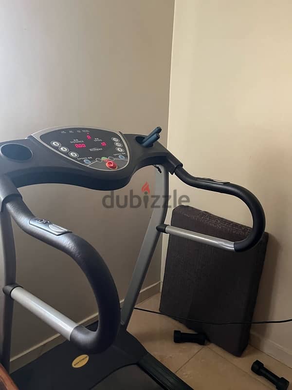 مشاية كهربائية Tempo Fitness HF-8403 بحالة ممتازة. وزن 120 كجم، اسود، 0